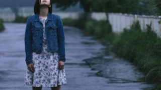 橋のたもとの少年