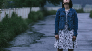橋のたもとの少年